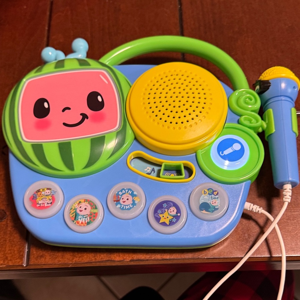 eKids Cocomelon Singalong Boombox X1